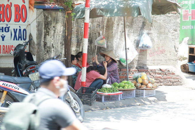 Muôn kiểu chống nắng nóng của người Hà Nội trong những ngày đầu hè